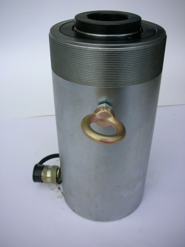 60 tonns senterhulljekk høy